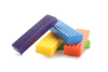 Beyaz arka plan üzerinde renkli hamuru