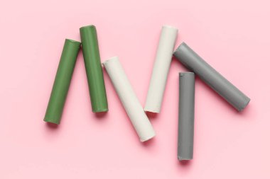 Pembe arka planda renkli plastikler