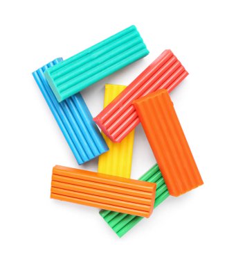 Beyaz arkaplanda renkli plastikler yığını