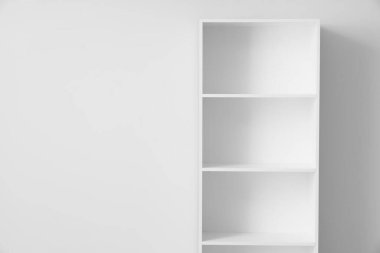 Işık duvarının yanındaki boş kitaplık