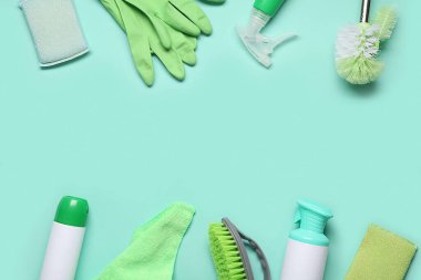 Deterjan ve farklı temizlik malzemeleriyle renklendirilmiş kompozisyon