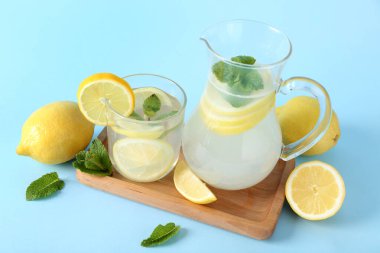 Mavi arka planda naneli bir bardak taze limonata, yakın plan.