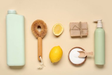 Renkli arka planda temizlik ve fırça için doğal ürünlerle kompozisyon