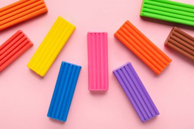 Pembe arka planda renkli plastikler