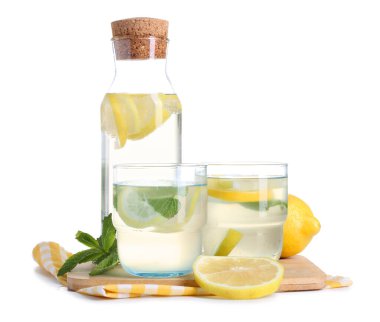 Tahta tahta tahta tahta ve beyaz arka planda taze limonata.