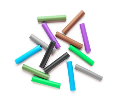 Beyaz arka plan üzerinde renkli hamuru