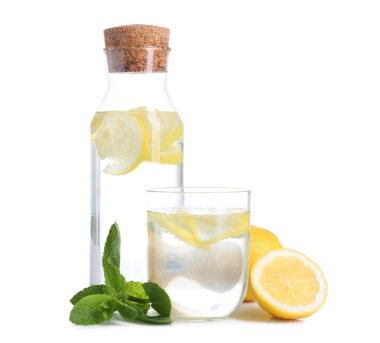 Beyaz arka planda lezzetli limonata ile şişe ve cam.