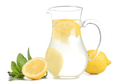 Lezzetli limonata, taze limon ve beyaz arka planda nane şekeri.