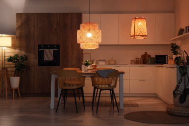 Geceleri tezgahları, masaları ve parlayan lambaları olan mutfağın içi.