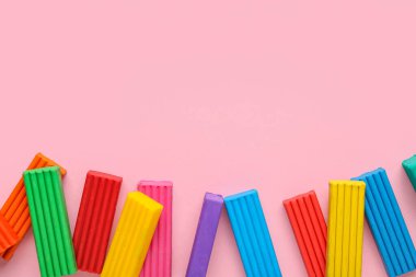 Pembe arka planda bir sürü renkli plastik var.