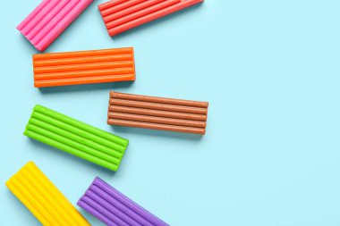 Mavi arkaplanda renkli plastikler