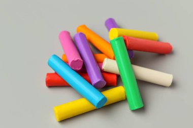 Gri arkaplanda renkli plastik yığını, yakın plan.