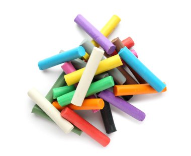 Beyaz arkaplanda renkli plastikler yığını