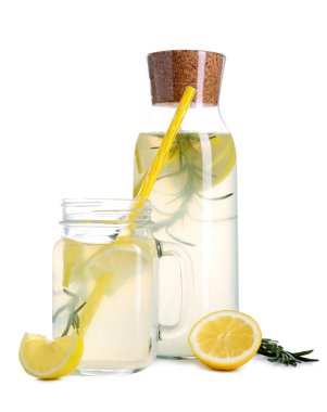 Beyaz arka planda taze limonata ile şişe ve mason kavanozu.
