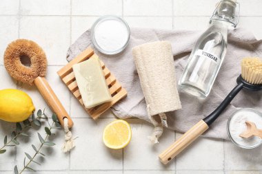 Açık fayans zemininde temizlik için doğal ürünler ve malzemeler içeren bileşim