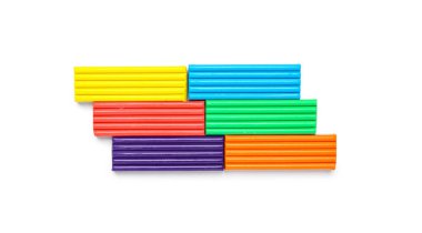 Beyaz arka plan üzerinde renkli hamuru