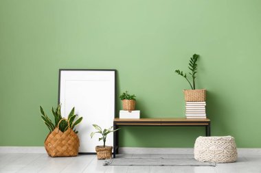 Hasır sepetlerde bank, çerçeve ve yeşil bitkilerin olduğu odanın içi