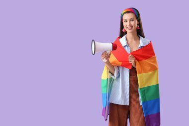 LGBT bayrağı ve eflatun arkaplanda megafonu olan güzel genç bir kadın.