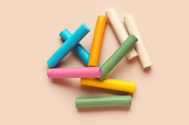 Bej arka planda renkli plastikler