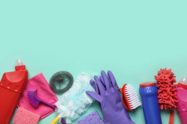 Farklı temizlik malzemeleriyle kompozisyon ve renk arkaplan üzerinde deterjan şişeleri