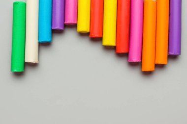 Gri arkaplanda çok renkli plastikler var