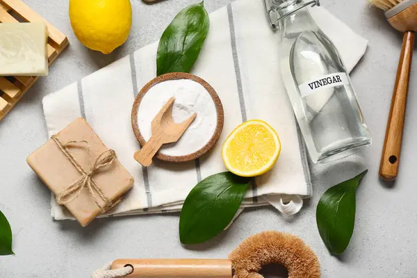 Doğal ürünlerle bileşim, temizlik malzemeleri ve grunge arkaplanındaki bitki yaprakları