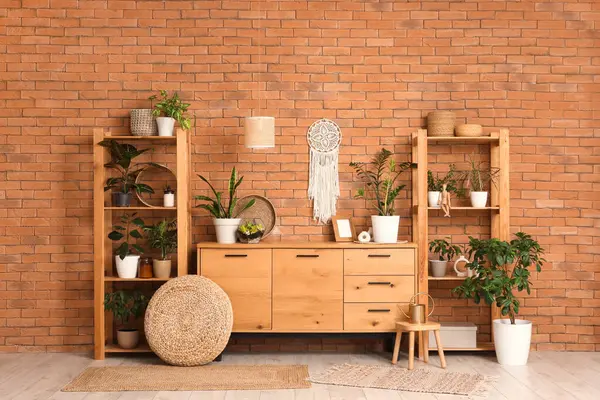 Raflar, çekmeceler ve odaların yanındaki tuğla duvarlar.