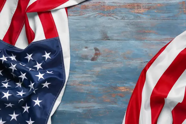 Ahşap renkli arka planda ulusal Amerikan bayrağı. Bağımsızlık Günü kutlamaları