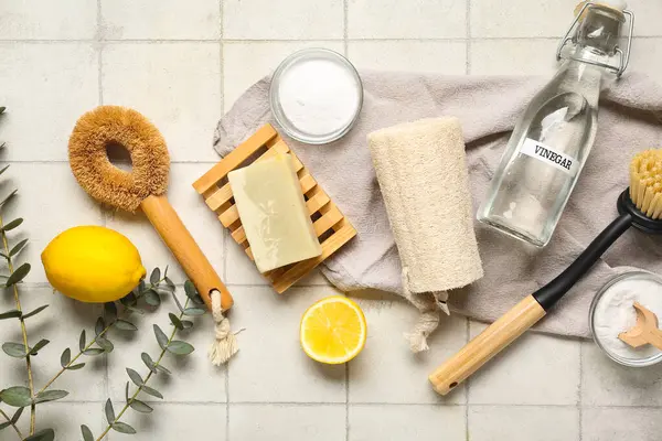 Açık fayans zemininde temizlik için doğal ürünler ve malzemeler içeren bileşim