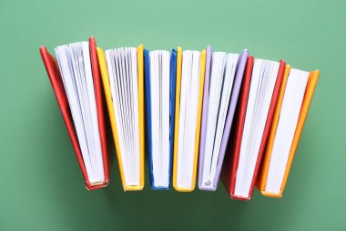 Yeşil arkaplan üzerine birçok renkli kitap