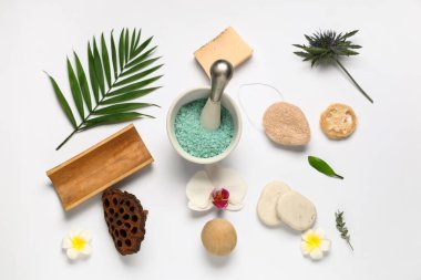 Açık arkaplanda deniz tuzu, spa aksesuarları ve çiçeklerle harç kompozisyonu