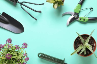 Renkli arkaplanda saksıdan ve bahçe aletlerinden yapılmış çerçeve