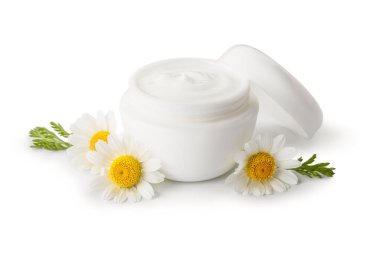 Açık kavanoz doğal krema ve güzel papatya çiçekleri.