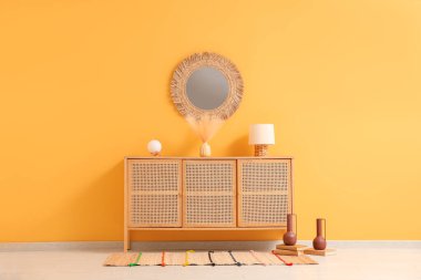 Çekmeceler, vazolar ve aynalar odanın içinde.