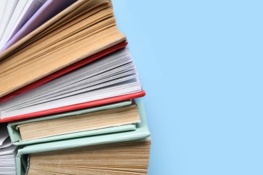 Mavi arka planda birçok renkli kitap