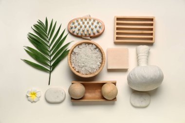 Deniz tuzu, spa aksesuarları ve arka planda palmiye yaprağı karışımı.