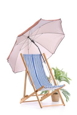 Beyaz arka planda izole edilmiş plaj şemsiyeli çizgili sandalye.