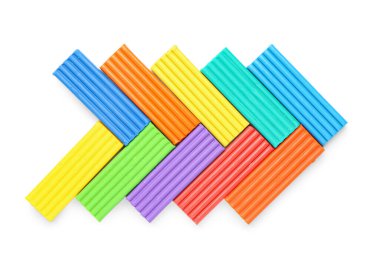 Beyaz arkaplanda çok renkli plastikler var