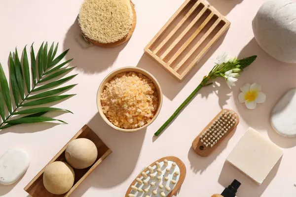 Renkli arkaplanda spa aksesuarları, deniz tuzu ve bitkilerle kompozisyon