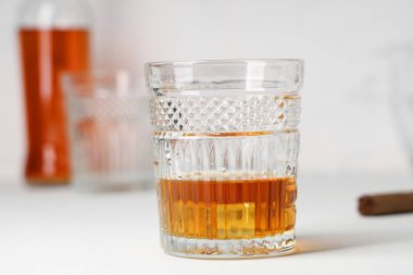 Beyaz arka planda bir bardak soğuk rom.