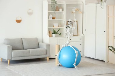 Oturma odasındaki spor salonunda insan iskeleti modeli