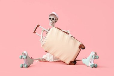Pembe arka planda bavullu paten giyen insan iskeleti. Seyahat kavramı