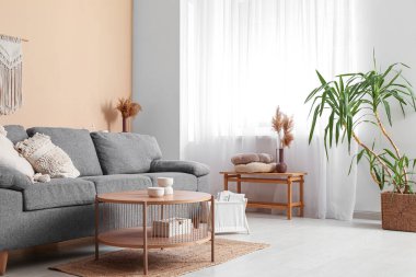 Rahat bir kanepe, oturma odasının içinde masa ve bank, yakın çekim.