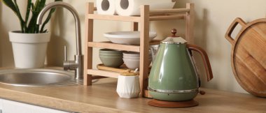 Mutfaktaki masada bir kavanoz şekerli elektrikli çaydanlık.