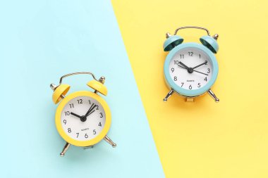 Mavi ve sarı arkaplandaki alarm saatleri