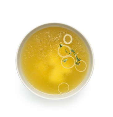 Beyaz arka planda bir kase lezzetli sebze suyu.