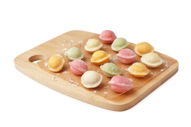 Beyaz arka planda renkli çiğ hamur köfteleri olan ahşap tahta.