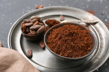 Siyah arka planda kakao tozu ve fasulye kaseleri