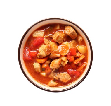 Beyaz arka planda bir kase lezzetli biftek yahnisi.