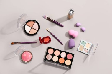 Gri arkaplanda farklı dekoratif kozmetik ürünler